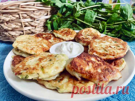 Оладьи из кабачков по-турецки: очень вкусный рецепт
Турецкие кабачковые оладьи «мюджвер» (mücver) хрустящие снаружи, нежные внутри, с пряными нотками и аппетитной золотистой корочкой давно завоевали любовь гурманов по всему миру.

Это блюдо, в котором скромный кабачок превращается в настоящий кулинарный шедевр, благодаря щедрой порции зелени, ароматных специй и рассыпчатой брынзе. Добавление картофеля делает оладьи особенно сытными, сохраняя их воздушную текстуру.
