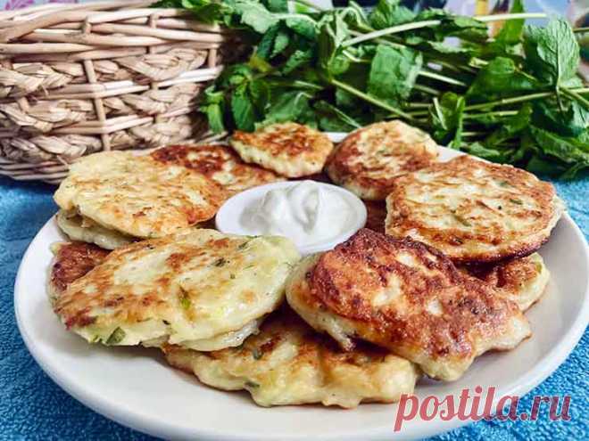 Оладьи из кабачков по-турецки: очень вкусный рецепт
Турецкие кабачковые оладьи «мюджвер» (mücver) хрустящие снаружи, нежные внутри, с пряными нотками и аппетитной золотистой корочкой давно завоевали любовь гурманов по всему миру.

Это блюдо, в котором скромный кабачок превращается в настоящий кулинарный шедевр, благодаря щедрой порции зелени, ароматных специй и рассыпчатой брынзе. Добавление картофеля делает оладьи особенно сытными, сохраняя их воздушную текстуру.