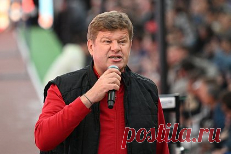 Дмитрий Губерниев назвал себя секс-машиной. Известный спорткомментатор Дмитрий Губерниев рассказал о своих регулярных тренировках и дал себе необычную характеристику. По словам Губерниева, он выходит на тренировки каждый день. Кроме того, он вольно процитировал песню Богдана Титомира «Секс-машина». «Секс-машина!!! Я мужчина!!!» — добавил он.