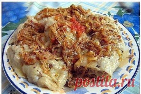 Баклажаны, запеченные с помидорами и грибами Состав: 500 г баклажанов 250 г помидоров 300 г грибов (свежих или замороженных) 200 г сметаны 100 г сыра маложирного 3 дольки чеснока соль Рецепт приготовления Баклажаны вымыть, нарезать кружочками толщиной около 1 см. Хорошо посолить, оставить на 30 минут (это делается для того, чтобы они не горчили). Затем баклажаны промыть в холодной воде. Помидоры нарезать кружочками. Грибы нарезать кружочками.  Чеснок мелко порубить. Сметану смешать с чесноком.…
