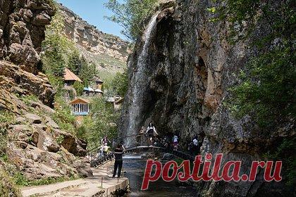 В Карачаево-Черкесии создали электронный путеводитель. Цифровой путеводитель, который включает порядка 70 популярных туристских маршрутов, создали в Карачаево-Черкесии. Приложение доступно в App Store и Google Play, и содержит порядка 70 знаменитых локаций региона. Это позволит туристам посмотреть, какие места им интересны, перед поездкой в Карачаево-Черкесию.