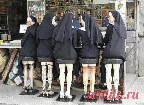 Необычные стулья.