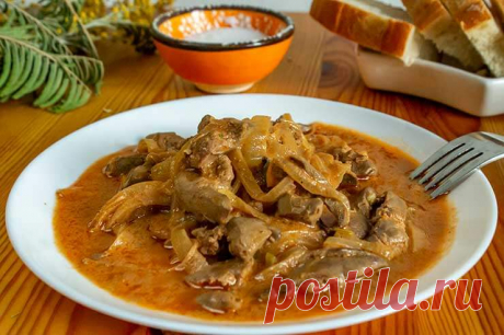 Курина печень по-строгановски со сметаной на сковороде Куриная печень по-строгановски — это традиционное блюдо русской кухни. Оно сочетает нежность вкуса и насыщенность ароматов.