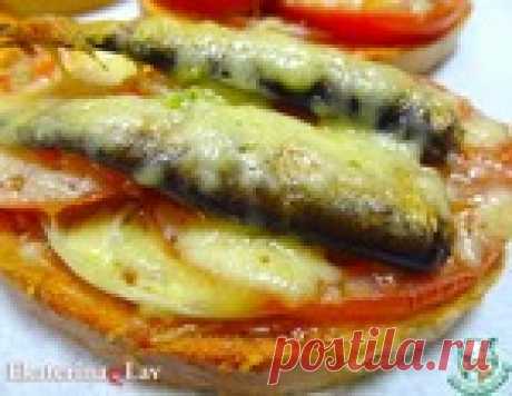 Сочные горячие бутерброды со шпротами и помидорами!