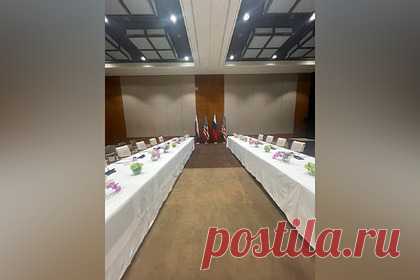 Захарова рассказала об украшении стола на переговорах Лаврова и Блинкена. Официальный представитель МИД России Мария Захарова рассказала об украшении стола на переговорах глав Госдепартамента США Энтони Блинкена и российского министра иностранных дел Сергея Лаврова. Стол украсят сиренью и орхидеями. Она также опубликовала фотографии из зала, где состоятся переговоры.