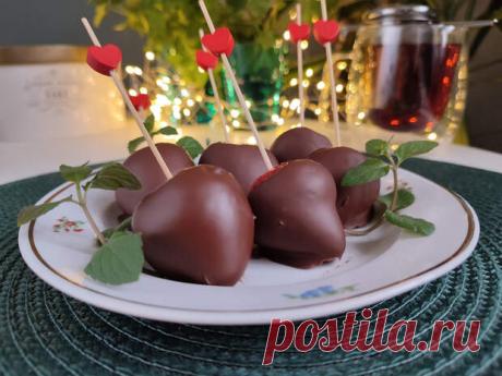 Клубника в шоколаде - как приготовить знаменитый десерт на обычной кухне - Будет вкусно - Медиаплатформа МирТесен Недавно я решила приготовить клубнику в шоколаде, рецепт вроде бы несложный - берешь клубнику и окунаешь в растопленный шоколад. Но оказалось, что есть очень важные нюансы, которые стоит учитывать, чтобы десерт хорошо получился. Фотографии Марии Суровой Шоколад может не застыть на ягодах и сейчас - 31 марта - 43777679877 - Медиаплатформа МирТесен