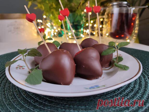 Клубника в шоколаде - как приготовить знаменитый десерт на обычной кухне - Будет вкусно - Медиаплатформа МирТесен Недавно я решила приготовить клубнику в шоколаде, рецепт вроде бы несложный - берешь клубнику и окунаешь в растопленный шоколад. Но оказалось, что есть очень важные нюансы, которые стоит учитывать, чтобы десерт хорошо получился. Фотографии Марии Суровой Шоколад может не застыть на ягодах и сейчас - 31 марта - 43777679877 - Медиаплатформа МирТесен