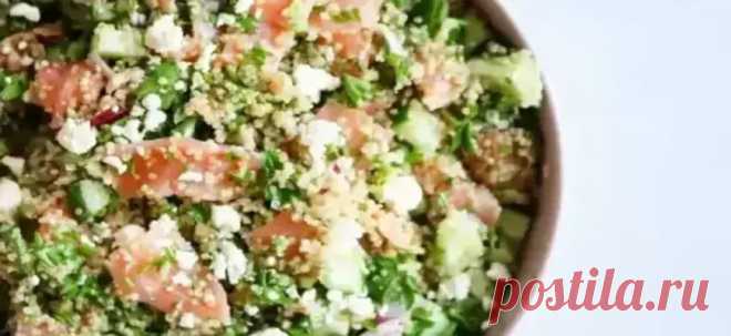 Салат из лосося с киноа и огурцом