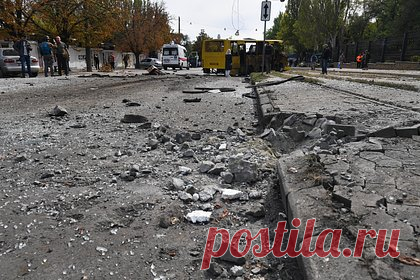 Стало известно об атаке беспилотника ВСУ на школу в Запорожской области. Беспилотник Вооруженных сил Украины (ВСУ) сбросил снаряд на крышу школы в Великой Белозерке Запорожской области. Стало известно, что украинский БПЛА сбросил на здание школы два взрывных устройства. Одно упало на прилегающей к школе территории, второе пробило крышу здания и пол в одном из классов.