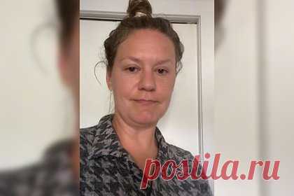Перемены во внешности блогерши до и после нанесения макияжа озадачили зрителей. Блогерша Хлоя Уотерз из США показала лицо до и после нанесения макияжа и озадачила зрителей. Вначале на размещенных кадрах юзерша позировала в пижаме, с собранными в небрежный пучок прядями и без косметики на лице. Затем инфлюэнсерша продемонстрировала внешность после преображения.