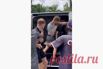 Пассажиры экскурсионного автобуса в Таиланде побили друг друга из-за босых ног