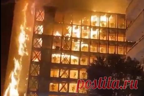 В турецком элитном жилом комплексе вспыхнул мощный пожар. В элитном жилом комплексе в турецком городе Измире в ночь на 28 апреля вспыхнул мощный пожар, жильцов удалось эвакуировать. Один подъезд 40-этажного здания выгорел полностью. Пострадали семь человек, многие из них надышались угарным газом. Причины возгорания неизвестны, прокуратура начала расследование.