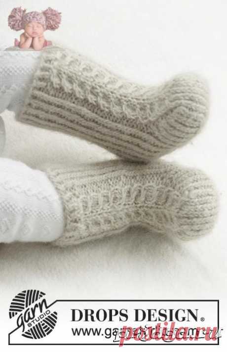 Снежные пинетки – сапожки спицами