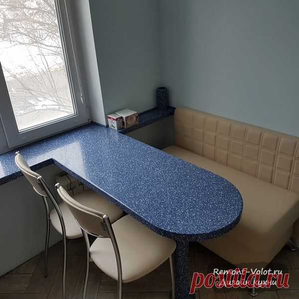 Маленькая бежевая кухня 5,7 кв. м с синим столом-подоконником и диванчиком (20 фото)