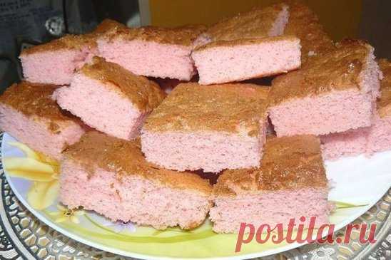 Пирог из киселя
Пирог получается вкусным, рассыпчатым и просто тает во рту. Мы его съели буквально за три секунды и все остались довольны. С этим рецептом постоянно можно экспериментировать- ведь вкус пирога на прямую зависит от киселя, а точнее с каким он вкусом, мы например сегодня использовали кисель с вишней и поэтому один и тот же рецепт не приестся еще долгое время.
- 1 стакан муки
- 3 яйцa
- 1 пачка маргарина(180гр)
- 1 пачка киселя(брикет)
- сода(гашеная в уксусе)
Итак берем кисель, е