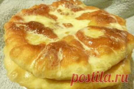 ПЫШКИ СО СМЕТАНОЙ И САХАРОМ
Частенько я жарю румяные и ароматные пышки к чаю. Делаются они очень легко, что называется "без забот и хлопот"!
Для приготовления пышек понадобится:
1 стакан молока или простокваши,
1 яйцо,
1 ч.л. сухих дрожжей,
1 ч.л. соли без горки,
1 ст.л. сахара,
2 ст.л. подсолнечного масла без запаха,
2,5 - 3 стакана муки,
подсолнечное масло для жаренья,
сметана и сахар
Способ приготовления:
В теплом молоке развести дрожжи, добавить масло, соль, сахар, яйцо, муку и