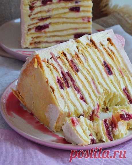ТВОРОЖНЫЙ НАПОЛЕОН СО СЛИВОЧНО-СМЕТАННЫМ КРЕМОМ С КОКОСОВОЙ НОТКОЙ И ВИШНЕЙ 
🥥 
Малюсенькая просьба, оставьте любой комментарий в комментариях 
 
Ингредиенты: 
Для коржей: 
580 г муки 
300 г творога 9% 
375 г сливочного масла 82,5% 
5 г разрыхлителя теста 
1,5 яйца категории С0 или (80 г) 
 
Сметанно-сливочный крем с кокосовой ноткой: 
520 г сметаны 20% 
60 г кокосовых сливок 
3 яйца категории С0 
40 г кукурузного крахмала 
190 г сахара 
10 г ванильного сахара 
360 г слив...