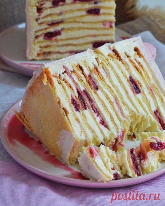 ТВОРОЖНЫЙ НАПОЛЕОН СО СЛИВОЧНО-СМЕТАННЫМ КРЕМОМ С КОКОСОВОЙ НОТКОЙ И ВИШНЕЙ 
🥥 
Малюсенькая просьба, оставьте любой комментарий в комментариях 
 
Ингредиенты: 
Для коржей: 
580 г муки 
300 г творога 9% 
375 г сливочного масла 82,5% 
5 г разрыхлителя теста 
1,5 яйца категории С0 или (80 г) 
 
Сметанно-сливочный крем с кокосовой ноткой: 
520 г сметаны 20% 
60 г кокосовых сливок 
3 яйца категории С0 
40 г кукурузного крахмала 
190 г сахара 
10 г ванильного сахара 
360 г слив...