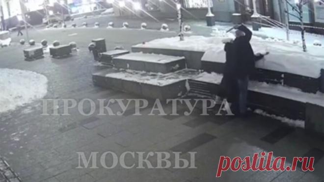 Москвич напал с ножом на мужчину, ударил женщину по лицу и попал на видео. В Москве двое мужчин устроили поножовщину из-за конфликта на бытовой почве, произошедшего в баре. Об этом сообщает московская прокуратура. По информации столичной прокуратуры, между двумя мужчинами в одном из баров произошел конфликт на ...