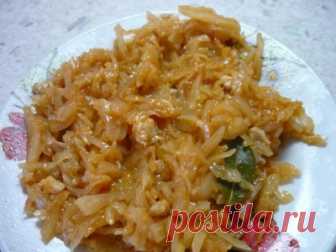 Тушеная капуста (классический рецепт как в столовых) : Вторые блюда
Продукты: 
капуста 1 кг, лук репчатый, 
что-нибудь мясное (у меня был вареный окорочок), 
2 ст. ложки томатной пасты, 1 ст. ложка уксуса (6 % ), 
1 ст. ложка сахара, 1ст. ложка муки, 
перец горошком, лавровый лист, растительное масло.