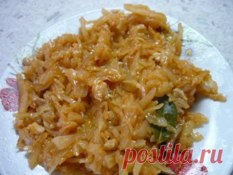 Тушеная капуста (классический рецепт как в столовых) : Вторые блюда
Продукты: 
капуста 1 кг, лук репчатый, 
что-нибудь мясное (у меня был вареный окорочок), 
2 ст. ложки томатной пасты, 1 ст. ложка уксуса (6 % ), 
1 ст. ложка сахара, 1ст. ложка муки, 
перец горошком, лавровый лист, растительное масло.