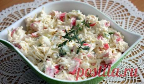 Салат «Русалочка» Вкусный салат "Русалочка" - это один из вариантов майонезных салатов с крабовыми палочками, который легко приготовить в домашних условиях. Салат делается с добавлением плавленного сырка, что придает ему особую нежную сливочно-сырную нотку.