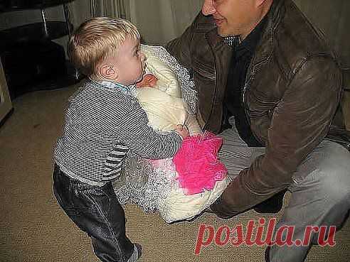 - Папа, отдай. Это мама мне купила..