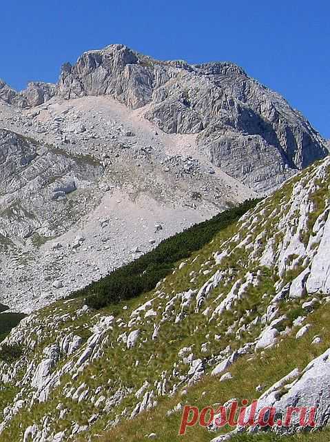 (1) Фејсбук 
Bezimeni Vrh (2487 m) from Valoviti Do valley. September 2005.