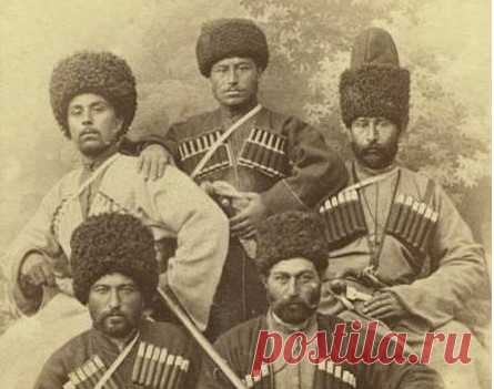 Ингуши и чеченцы: в чем отличие Известно, что ингуши и чеченцы – один народ, разделенный в силу исторических и социально-политических причин. Тем не менее, за недолгий период своего размежевания чеченцы и ингуши успели накопить немало отличий.