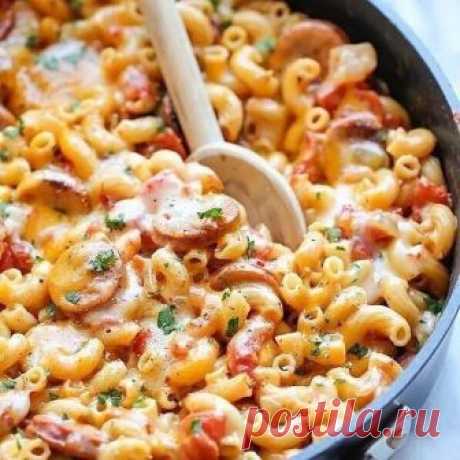 Простой рецепт вкуснейших макарон, вареных с поджаренной колбасой, помидорами в молоке и курином бульоне.