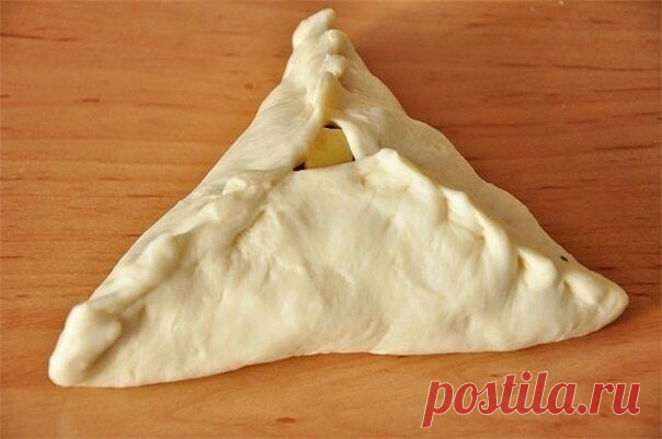 Эчпочмак (треугольные пироги с картошкой и мясом) 
 
Ингредиенты: 
 
Тесто: 
• Мука – 850 гр., 
• Молоко – 500 мл., 
• Яйца – 2 шт., 
• Дрожжи (сухие) – 5 гр., 
• Масло сливочное – 70 гр., 
• Масло подсолнечное – 1 ст.л., 
• Соль – 1 ч.л., 
• Сахар – 1 ст.л. 
 
Начинка: 
• Говядина – 800 гр., 
• Картошка (крупная) – 6 шт., 
• Лук репчатый – 4-5 шт., 
• Соль, перец – по вкусу, 
• Бульон говяжий – 0,5 л. 
• Яйцо для смазывания изделия - 1 шт. 
 
Приготовление: 
 
1. В тёплом...