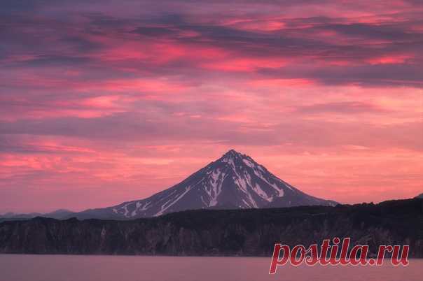 «Розовый закат» Вид на Вилючинскую Сопку из Авачинской бухты, Камчатка. Снимал Алексей Оборотов: nat-geo.ru/community/user/192312 Красочных сновидений.