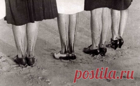 В первой половине XX века, когда чулки были дефицитом, женщины расписывали ноги "под чулки". В 21 ве