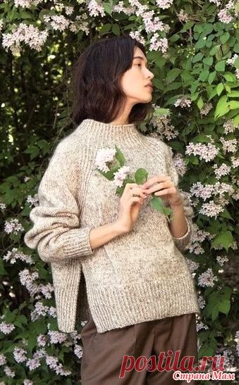 Свитер Kelly с разрезами. Дизайнер Anita Brathetland.  Спицы.   Размеры: (XXS) XS (S) M (L) XL (2XL).  Обхват по груди изделия: приблизительно (104) 109 (112) 117 (123) 128 (135) см  Длина: (56) 56 (57) 58 (59) 60 (61) см или желаемая длина