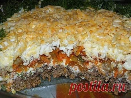 Всем, кто ищет очень вкусный и недорогой салатик!!! 
Пробовала у подружки - чуть язык не проглотила! 
 
На первый взгляд он ничем не примечателен, но уверяю вас, его стоит обязательно приготовить. Мои уплетают его - только за ушами трещит 
 
Ингредиенты: 
куриная печень — 350 г 
огурцы маринованные — 2–4 шт. 
яйцо крупное — 4 шт. 
морковь — 4 шт. 
лук — 4 шт. (или 2 крупных) 
майонез — 100 г 
соль — по вкусу 
масло рафинированное — для жарки лука 
зелень — для украшения са...