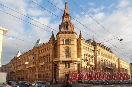 Питер. Дом Офицеров. 
Пересечение Литейного проспекта и Кирочной улицы.