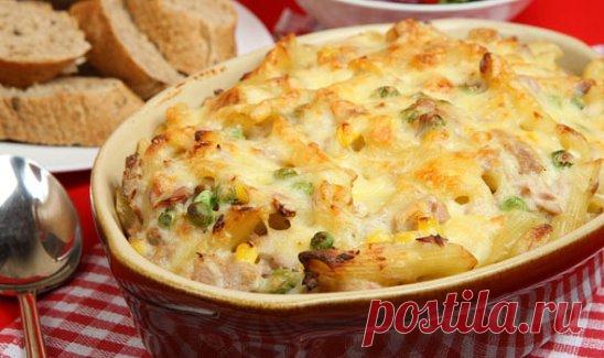 Макароны, запеченные с помидорами, под сыром
Ингредиенты:
 Макароны 300 г;
 Чеснок 1 зубчик;
 Черный перец горошком 10 шт;
 Сыр 100 г;
 Помидоры 1 шт;
 Майонез 150 г.
Приготовление:
1. Сварите макароны, положите их на дно емкости для выпекания. Порежьте помидоры тонкими ломтиками и положите их на макароны. 
2. Потрите сыр. Посыпьте макароны с помидорами тертым сыром и перцем. 
3. Чеснок порежьте крупными ломтиками и уложите сверху на запеканку. Обмажьте поверхность блюда тонким слоем майон