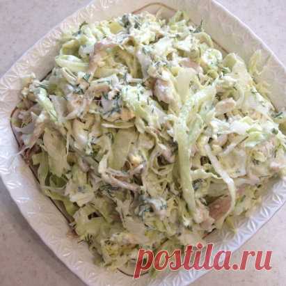 САЛАТ ИЗ СВЕЖЕЙ КАПУСТЫ
Быстрый, просто, доступный, вкусный, сочный салатик,у меня иногда вместо курицы в него идет мясо индейки.  Делаю и так, и на праздники тоже уходит на ура. Он очень сочный и очень сытный. Приносила на работу на день рождения, у меня никто не угадал точно, что входит в состав салата. 
Ингредиенты и способ приготовления смотрите на нашем сайте http://quharka.ru/recipes/100325/salat-iz-svezhej-kapusty.html?t=1445