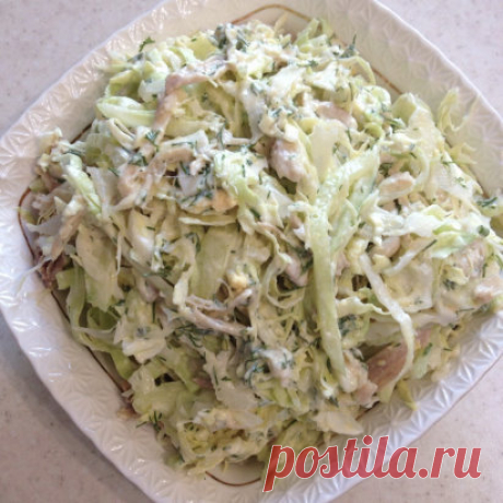 САЛАТ ИЗ СВЕЖЕЙ КАПУСТЫ
Быстрый, просто, доступный, вкусный, сочный салатик,у меня иногда вместо курицы в него идет мясо индейки.  Делаю и так, и на праздники тоже уходит на ура. Он очень сочный и очень сытный. Приносила на работу на день рождения, у меня никто не угадал точно, что входит в состав салата. 
Ингредиенты и способ приготовления смотрите на нашем сайте https://quharka.ru/recipes/100325/salat-iz-svezhej-kapusty.html?t=1445