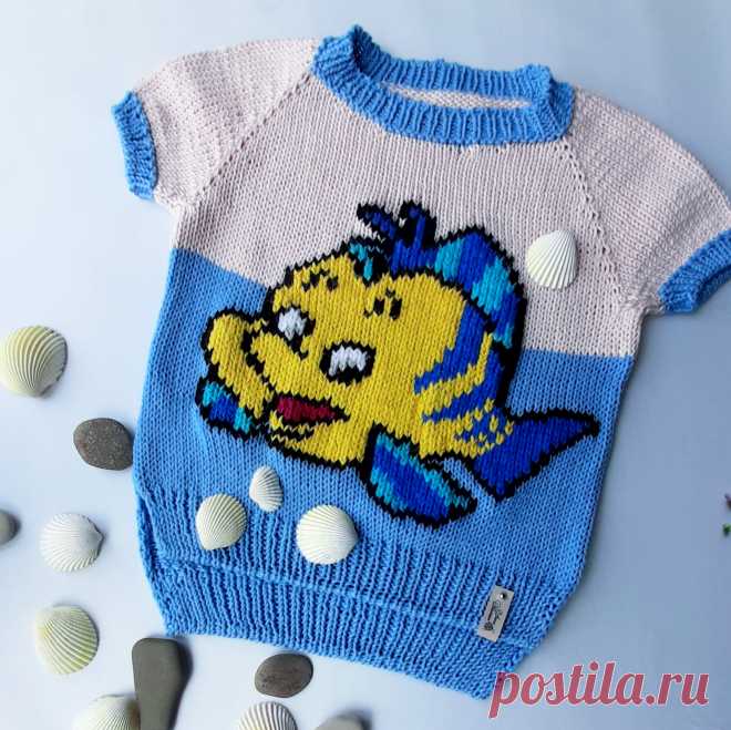 Вышивка по петлям - замечательная детская летняя футболочка с мультяшным героем выполнена из хлопка Muskat от Drops. Флаундер восхитительный. 
Вышивка по лицевой глади.