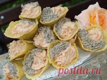 Сырные трубочки с кремом Ингредиенты:Сыр — 100 гМасло сливочное — 100 гМинеральная вода — 100 млЯйцо — 1 шт.Мука — 100 гРазрыхлитель — 0,5 ч. л.Шампиньоны (свежие) — 500 гФорель (свежая) — 400 гСливки молочные (33-38%) — 500 млЛук — 1 шт.Желатин...