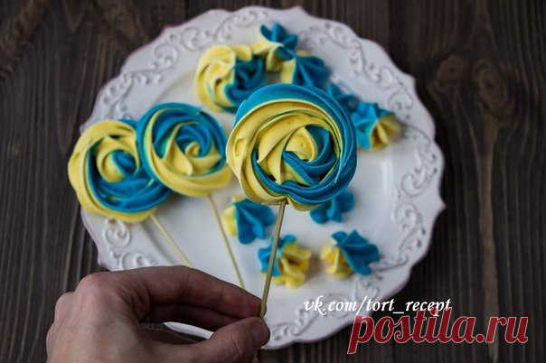 Рубрика: #Десерты@tort_recept ; #Безе@tort_recept 

 Швейцарская меренга. (на палочке)

Без меренги на палочках трудно сегодня представить детский праздничный сладкий стол, так называемый кенди-бар. Но такие меренги могут служить ещё и весьма эффектным декором тортов. А если учесть, что готовятся они очень просто, по весу лёгкие и стоимость их невысока, в отличие от ягод или шоколада, то эти маленькие сладкие штучки можно назвать настоящей палочкой-выручалочкой современных...