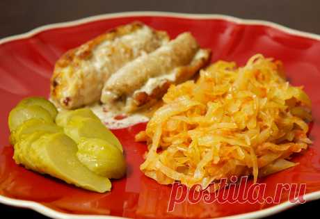 Тушеная капуста
Отличный рецепт вкусного овощного гарнира: ароматная тушеная капуста с измельченными помидорами и репчатым луком.