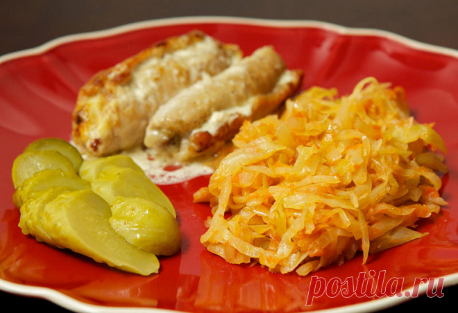 Тушеная капуста
Отличный рецепт вкусного овощного гарнира: ароматная тушеная капуста с измельченными помидорами и репчатым луком.
