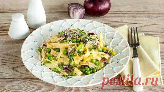 Паста с кабачками и зеленым горошком, пошаговый рецепт с фото Вариаций на тему пасты с соусом множество. Ольга Кривошеина предлагает свою версию.