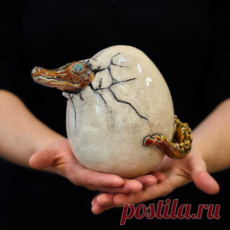 Крокодильчик. Ручная лепка, шамот, глазури.
#мыльцеваольга #myltsevaolga 
#керамика #арт #декор #дизайн #интерьер #авторскаякерамика #ручнаяработа #скульптура #ceramicslove #ceramicsart #art #artist #ceramics #sculpture #decor