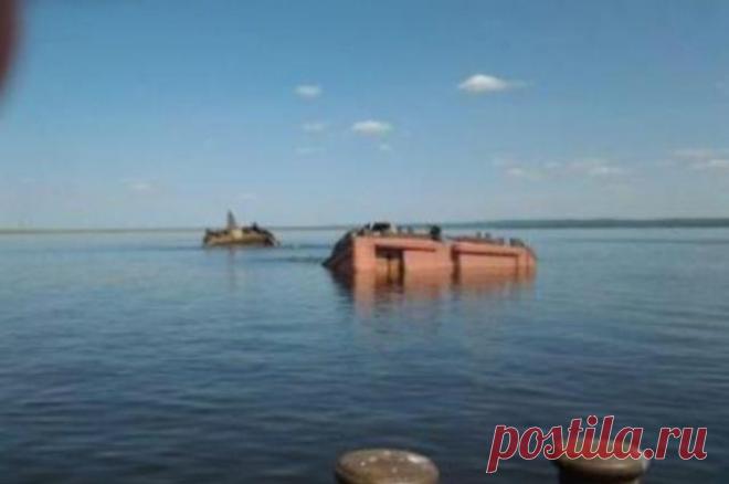 Баржа с тысячей тонн азотных удобрений затонула в Дунае. Буксир Antonia под немецким флагом толкал по реке Дунай две баржи с азотными удобрениями, когда одна из них врезалась в опору моста.