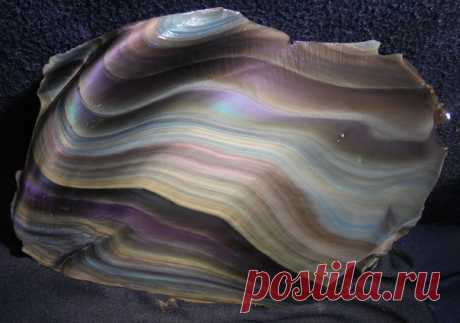 Радужный обсидиан.
Минерал необычайной красоты, обладающий невероятными оттенками и узорами. В соответствии с легендой свое название камень получил, благодаря Обсидию, который привез его в Рим.
#Фирдаус_Батдалова
#имитациякамней #декупаж #шкатулки_из_камней