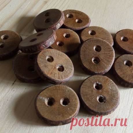 И снова #пуговки ))) каждый раз дуб выглядит по другому, то светлее то темнее.. и вроде же бы в одном месте заготавливал)) Природа просто неповторима. #пуговицы ручной работы. Очень прочные не смотря на видимую хрупкость.
Сейчас все стремятся к натуральным тканям, но пуговицы на изделия пришивают китайские, пластиковые(( Каждый раз, делая заказы на пуговки я радуюсь что  люди где то ходят в полностью натуральной одёжке, а многие воссоздают традиционные русские #наряды , #р...