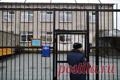 Наполненность российских колоний резко снизилась за последние десять лет. За десять лет наполненность российских колоний снизилась более чем в 2,5 раза. По данным министерства юстиции, количество осужденных в исправительных учреждениях за этот период сократилось с 700 до 266 тысяч человек. Остается проблема рецидива, сообщает Всеволод Вуколов.